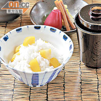 食事<BR>米飯加入日本秋天當造的栗子煮製，入口煙韌，連飯粒也充滿栗香。