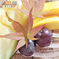 甜品<BR>水果包括沖繩杧果、靜岡蜜瓜及岡山巨峰提子，統統都是罕貴水果，甜度高，能為乾燥的秋天滋潤一下。