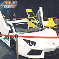 新「大牛」Lamborghini Aventador LP700-4的車身用上輕量化物料製成，車重只有1,575kg，配合6.5公升V12引擎，0~100km/h只需2.9秒。