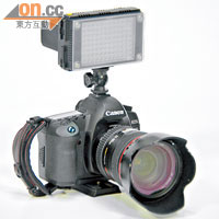 Canon 5D Mark II  單反拍片<br>除了攝錄機外，Umovie亦愛用單反拍片，全片幅5D Mark II是常用機之一，由於可轉換鏡頭，同時可以影相，操控靈活。（b）