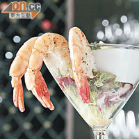 Shrimp Cocktail $138<BR>選日本花竹蝦代替大蝦，肉質更爽口，吃時記得蘸由番茄、香草等調校的Cocktail Sauce，能帶起蝦鮮，十分開胃。