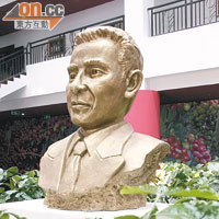 文化館的大堂擺放一尊銅像，那就是福山咖啡之父陳顯彰。