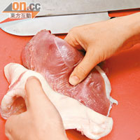 鴨胸去皮和去衣，鎅上井字紋後，用刀背輕剁至肉質鬆軟，加入醃料醃2小時後，切成粗條狀。