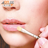 最後塗淺啡色唇膏，並於面層掃上透明唇彩或潤唇膏，令效果更豐滿。