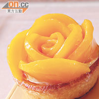 Fresh Fruit Tart（Mango）$40<BR>玫瑰花造型甜品，是Tony Wong的招牌作。以杏仁餅撻做底，再以新鮮杧果作花瓣，好精美。杧果好甜，值得一讚是忌廉分量較小，感覺好Fresh。