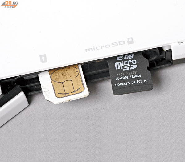 記憶卡及SIM卡槽設於機側，更換時毋須拆電。