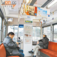 電車內部的裝潢跟一般JR列車的車卡格局相近。