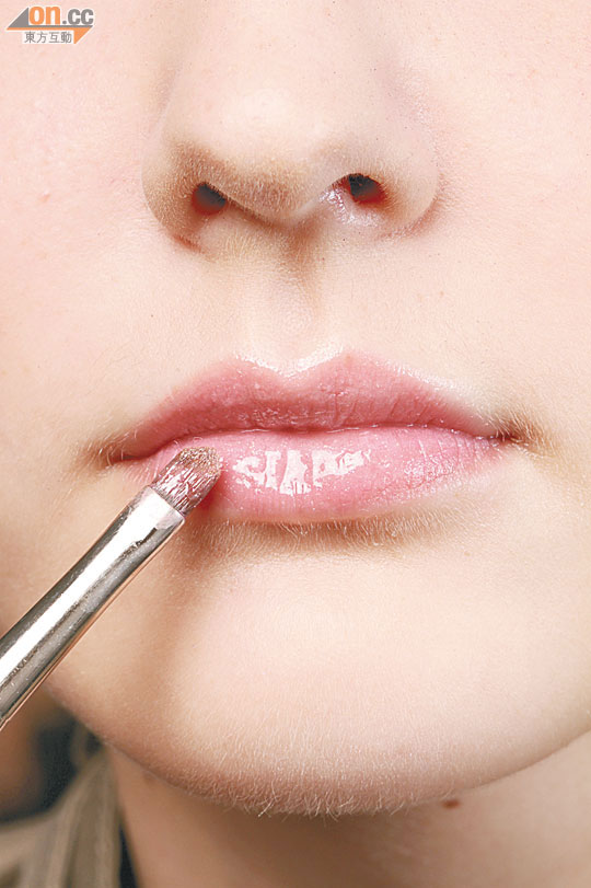 在雙唇塗搽粉紅色唇膏，最後多搽一層淺粉紅色唇彩，增添光澤感。