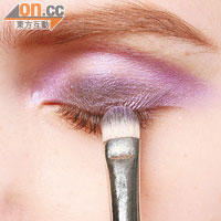 在雙眼皮位置掃上灰色眼影，再以深紫色重複搽在眼窩頭尾位置，加強紫色效果。