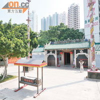相傳建於乾隆三十八年的洪聖古廟，至今已有238年歷史，為香港仔及鴨脷洲一帶最古老的廟宇。