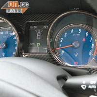 置於雙圓錶板中央的液晶顯示屏，可顯示波檔等行車資訊。