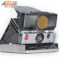 Polaroid SX-70<BR>在1972年推出，開創自動吐相功能，其可摺疊式設計亦令它成為經典，連電影《情書》都曾出現。