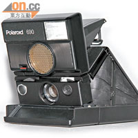 Polaroid 690<BR>於90年代生產的高階相機，大幅改良上代680的電子系統部分，令它成為寶麗萊機王。