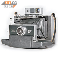 Polaroid 250<BR>風琴式設計的Polaroid 250生產於1967~1969年間，廣受當時的記者歡迎。