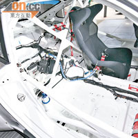 車內裝上防滾架，是賽車必備的安全設施。