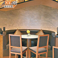 圓餐桌上有泰式Villa的木製裝飾，風情滿溢。