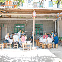 村內有農家改成的餐廳，提供鮮味農家菜。