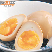 味付半熟蛋　$12<br>日本直送的味付半熟蛋，用秘製叉燒汁煮過，流心蛋黃好吸引，而蛋白亦夠嫩滑，好吃。