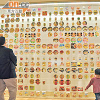 橫濱新館的即食麵展示牆展品，數量比大阪舊館還多3倍。