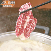 有靚牛肉都要識食，灼牛肉一定要用筷子，夾起放進湯中拖幾拖，入口更鬆軟。
