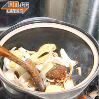 先在韓國瓦煲內爆香辣椒乾、陳皮、當歸、花椒、薑蒜、洋葱及芫荽等香料。