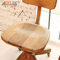 椅子的滾輪及支架都是木製，極為罕見。