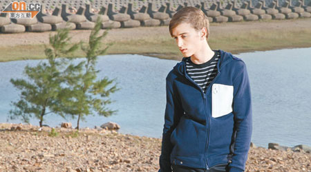 黑×灰色間條色Tubular Stripe Crew Neck $2,350、深藍色Fly Back Parka（100% Cotton）$2,030