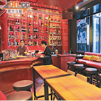 下層的Bar Area呈長形，以紅、黑色為主，靠窗座位鄰近蘭桂坊的斜路，感覺開揚熱鬧。