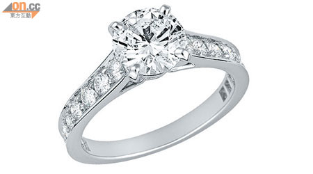 Solitaire 1895鉑金密鑲明亮型切割鑽石戒指。