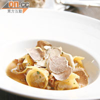 Veal Cheek Agnolotti $690（c）<br>8 1/2 Otto e Mezzo BOMBANA Restaurant & Lounge的名菜；牛仔臉頰肉以紅酒浸過，嫩滑鬆化；加入芝士用來做雲吞，配上以牛仔肉熬的醬汁和白松露，每口都是牛香和菌香。