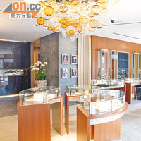 品牌剛於香港開設第三間專門店，新店設計加入品牌汝山谷廠房的鐘錶文物展覽館的機芯牆設計，是全球首家品牌專門店所有。