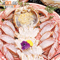 毛蟹火鍋$700（400至500克），$1,150（800至900克）<br>毛蟹生劏後切件，放進清淡的昆布水中煮，蟹肉甜美有彈性，吃到其原汁原味。