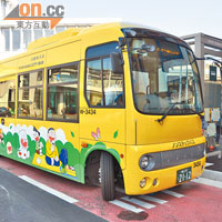接駁巴士從JR登戶站出發，畫滿公仔一定唔會認錯。車費每位¥200（約HK$20）