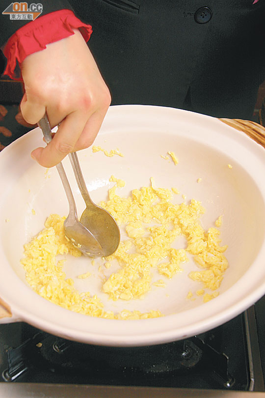 將鍋燒熱，加入雞蛋做蛋絲，備用。