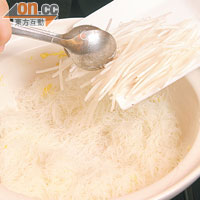 將新竹米粉炒至乾身，再加入芽菜、鮮蝦、蟹肉、雞蛋絲和調味料炒勻。