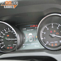錶板中央的5吋彩色顯示屏，能顯示波檔和駕駛模式等資料。
