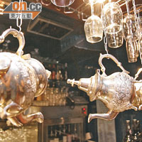 由天花垂吊下來的銅製雕刻茶壺不僅是裝飾品，還可盛載薄荷葉，專用來做Welcome Drink。