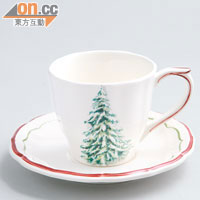 Filets Noël茶杯 $690（e）<BR>最新聖誕系列，簡單在瓷杯上飾上聖誕樹，輕飄白雪營造白色聖誕氣氛。而碟邊的紅線更由人手繪畫，手工細緻。