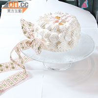 聖誕雪芳蛋糕 $720/500克、$1,200/1,000克（c）<BR>Ms B's Cakery出品，賣相超靚！蘋果肉桂雪芳蛋糕內，有糖煮富士青蘋果，果味好香；表面則抹上滋味的法國鮮忌廉，雪白顏色洋溢聖誕節溫馨氣氛，很窩心。（需2天前預訂）