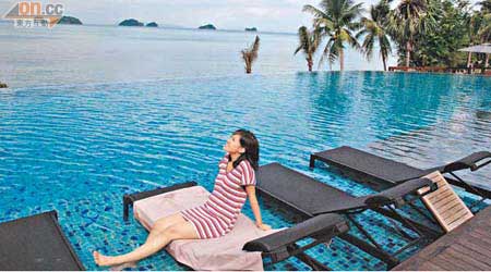 Special!<br>度假村的大泳池採用無邊設計，跟對出的暹羅灣及五島恍如融為一體。