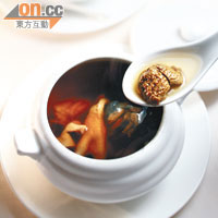 羊肚菌乾貝螺頭燉竹絲雞　$88/位（b）<BR>「粵」的燉湯是逐盅燉的，保存香味，乾羊肚菌味道香濃突出，更啖到元貝的鮮甜味。