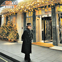 發布會選址Claridge's Hotel，鄰近Oxford Street，玩完新機可以Shopping。