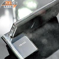 連接底座<br>底座可透過機頂的microUSB連接HDMI等介面，銀色設計夠晒型格。
