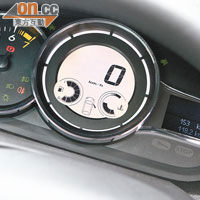 錶板少不了附有電鍍修飾，車速更以液晶屏幕顯示。
