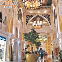 走廊樓底高，天花的中東吊燈，配合地下的拼花圖案大理石，漂亮精緻。