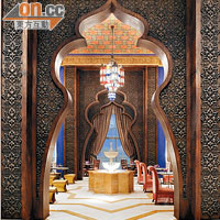 擁有精緻的木刻扇形大門Al Nafoorah餐廳，提供黎巴嫩菜式。