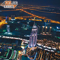 在塔上欣賞杜拜市的夜景，非常漂亮。