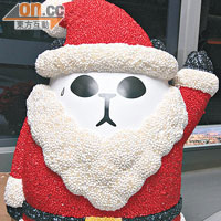 糖果版聾貓<br>插畫師小克以粒粒糖果打造的聾貓公仔，以聖誕老人裝束亮相，提醒大家簡單就是美。