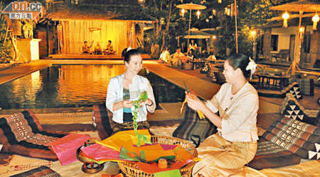 酒店出名舉行婚宴，靚女職員會在水池邊編織祈福用的紙掛飾。