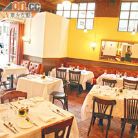 用了12天「彈起」的意大利餐廳，地方闊落，可坐大約100人，格調Casual。
